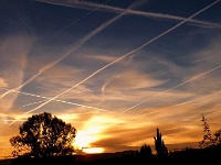 Schnittbogen für Frau Holle? In den frühen Morgenstunden fliegen bereits mehrere Flugzeuge in nur wenigen Minuten bei Bad Harzburg über den Harz.  Dieses Foto wurde am 1.11.2016 vom Norddeutschen Rundfunk in der Sendung "Hallo Niedersachsen" als Wetterfoto des Tages veröffentlicht.